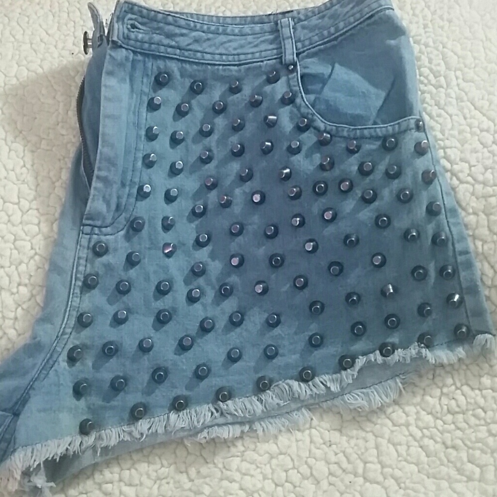 Coachella🔥Denim studded  Vintage Cut Off Shorts! - Picture 5 of 5